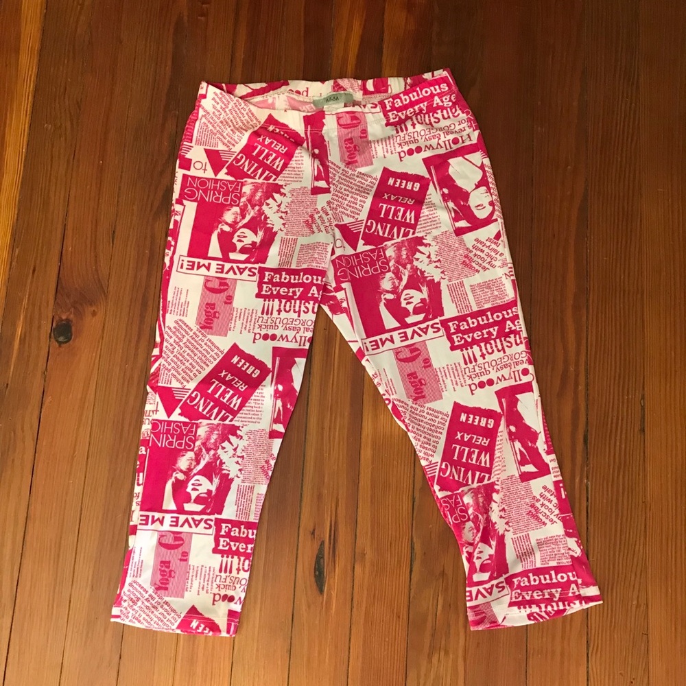 Pink Newspaper/Magazine Print Capri Leggings, S